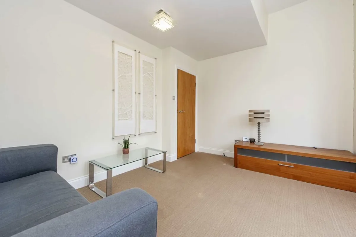 Flat Ballater Road in Greater London