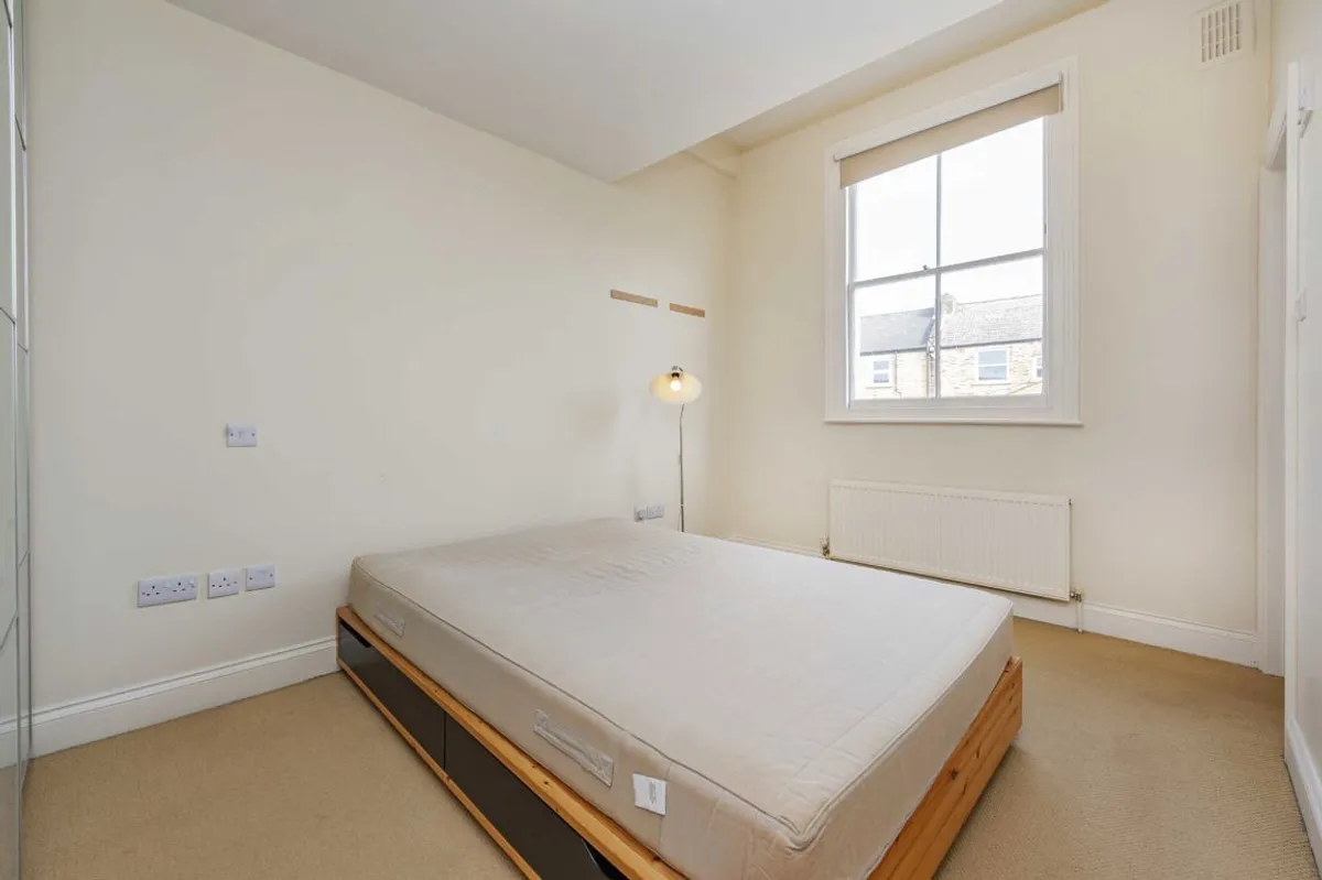 Flat Ballater Road in Greater London