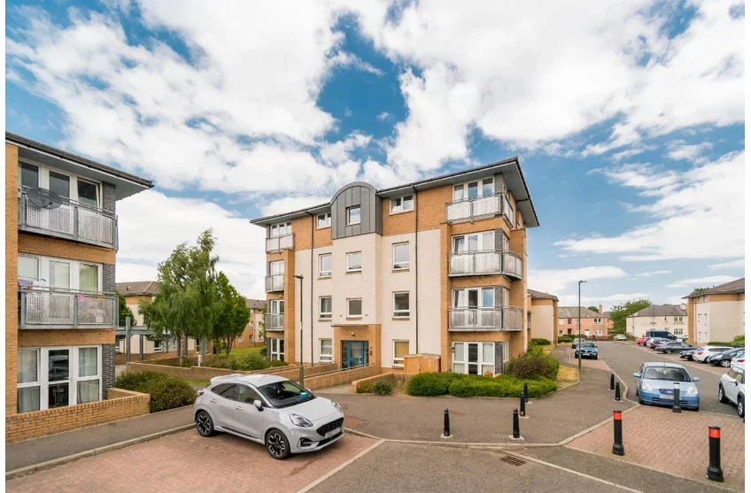 Flat Stenhouse Gardens in City of Edinburgh