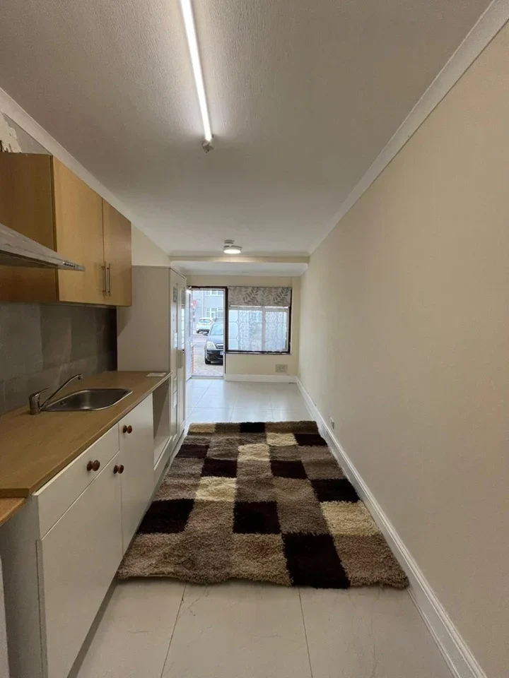 Flat Manor Avenue in Greater London
