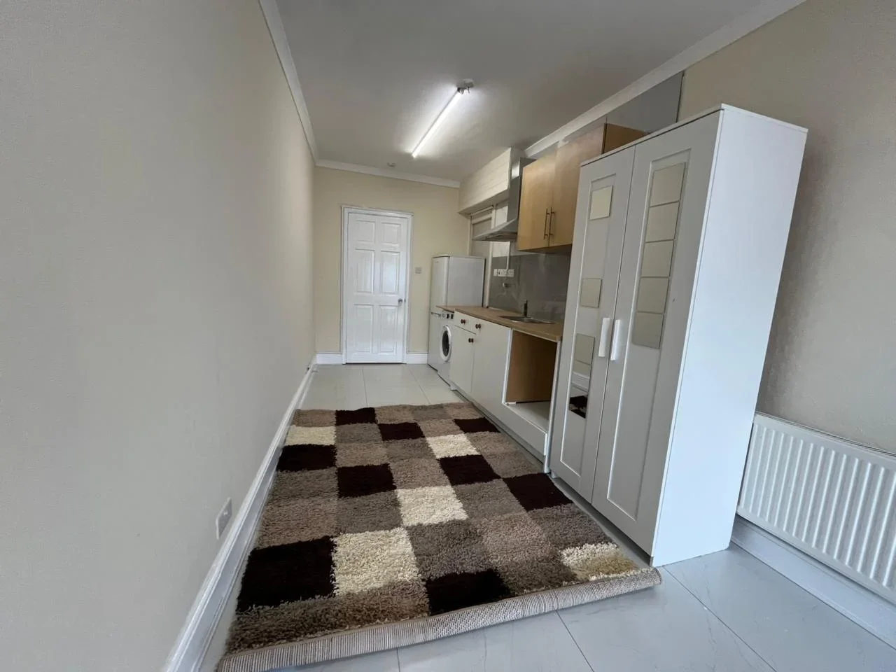 Flat Manor Avenue in Greater London