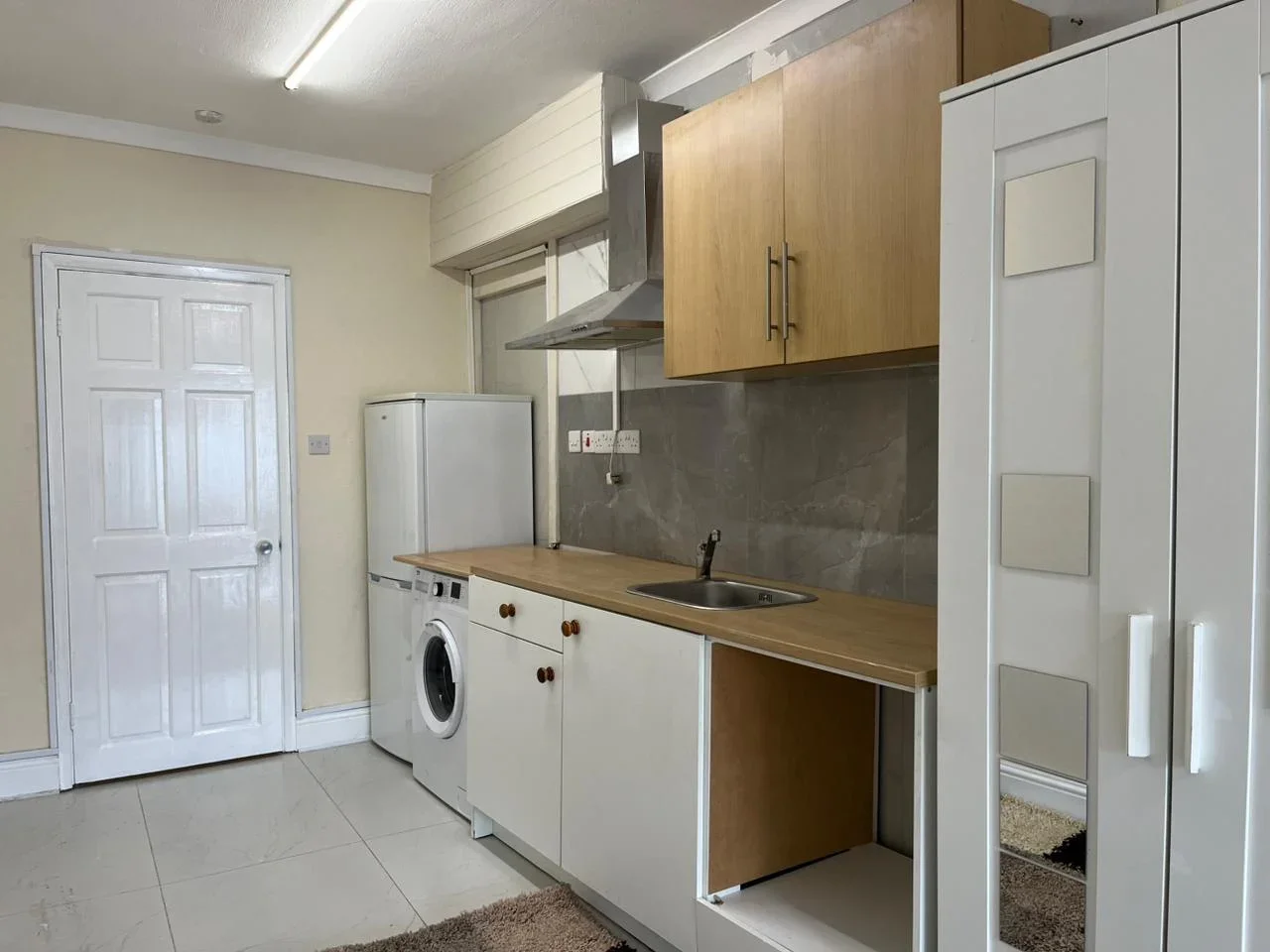 Flat Manor Avenue in Greater London