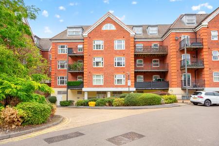 Flat Osnaburgh Hill in Surrey Heath