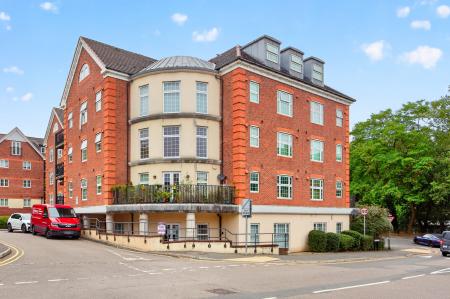 Flat Osnaburgh Hill in Surrey Heath