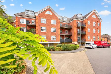 Flat Osnaburgh Hill in Surrey Heath