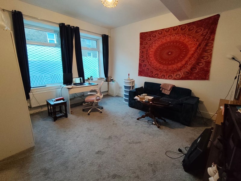 Room Miskin Road in Tonypandy