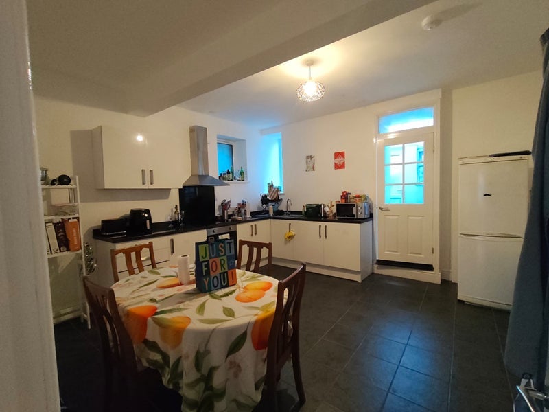 Room Miskin Road in Tonypandy