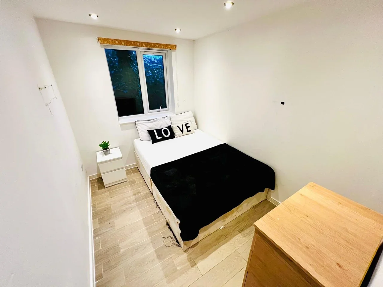 Flat Woodward Avenue in Greater London