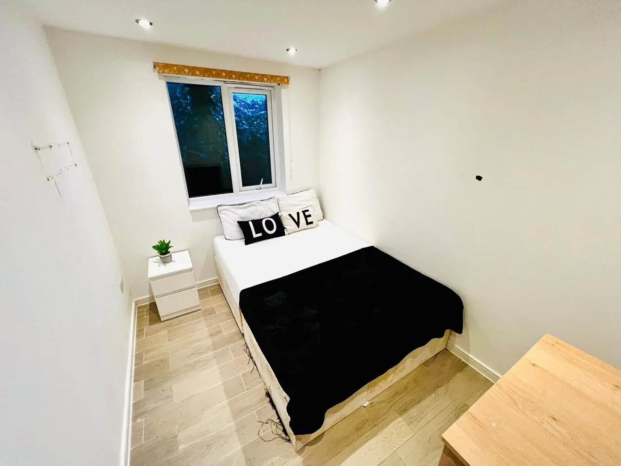 Flat Woodward Avenue in Greater London