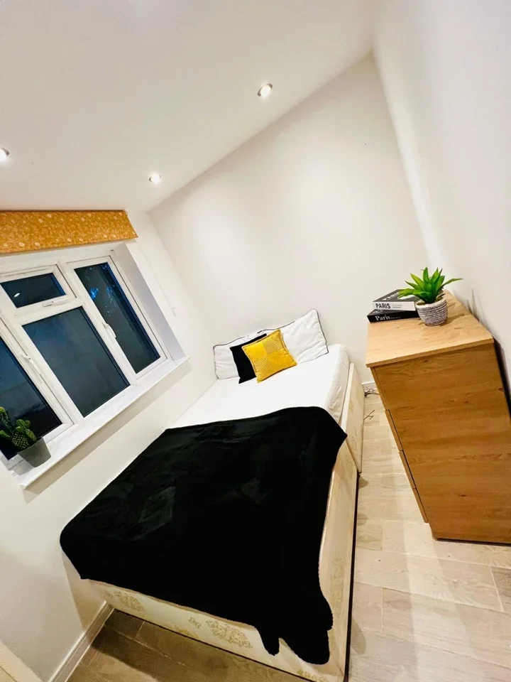 Flat Woodward Avenue in Greater London