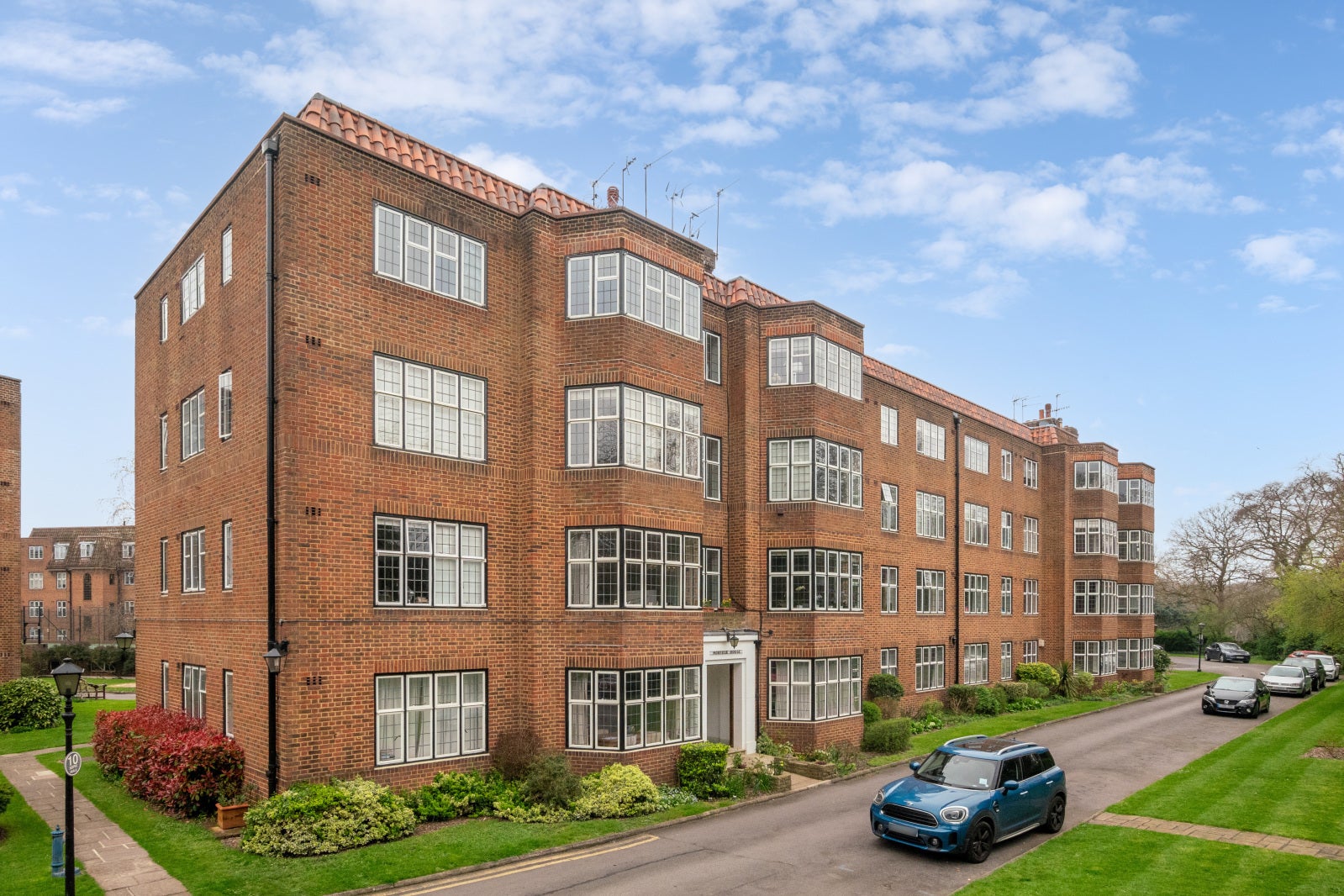 Flat Highlands Heath in Greater London