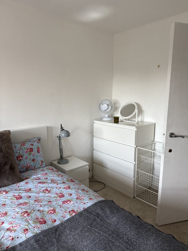 Room Warwick Drive in Greater London