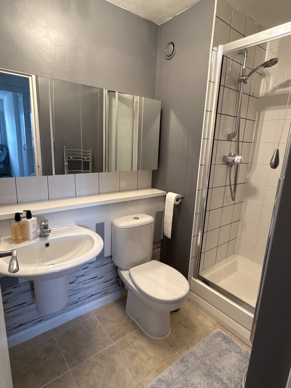 Room Warwick Drive in Greater London