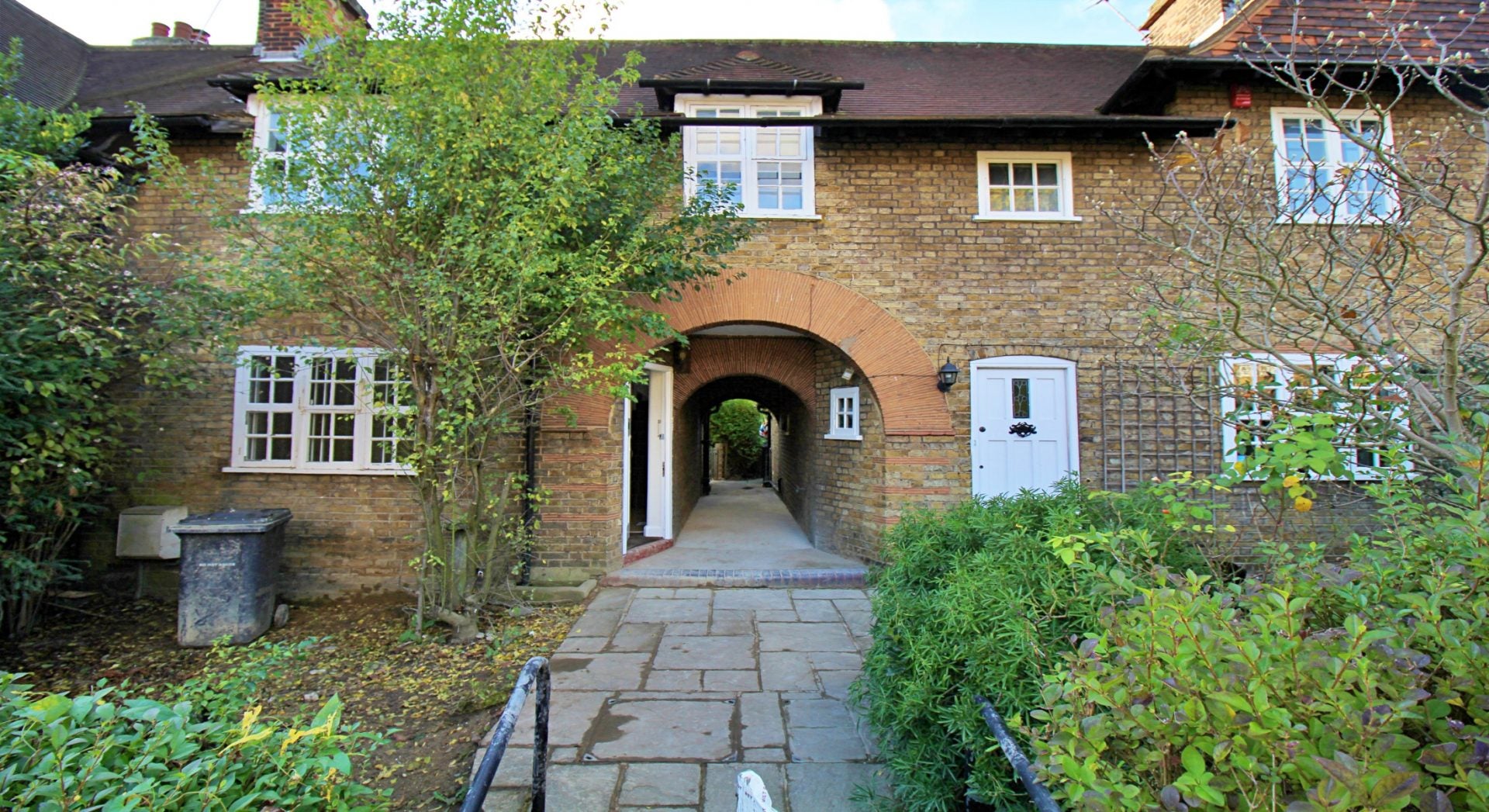 Flat Asmuns Place in Greater London