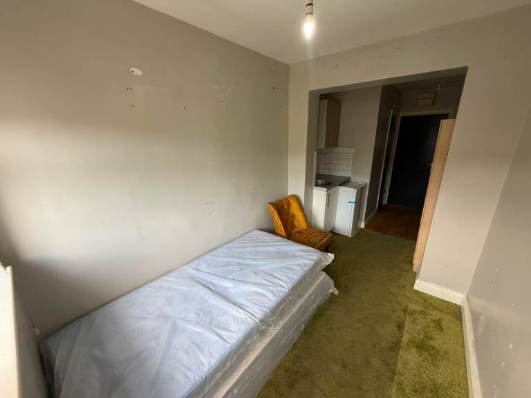 Flat Lymington Close in Greater London