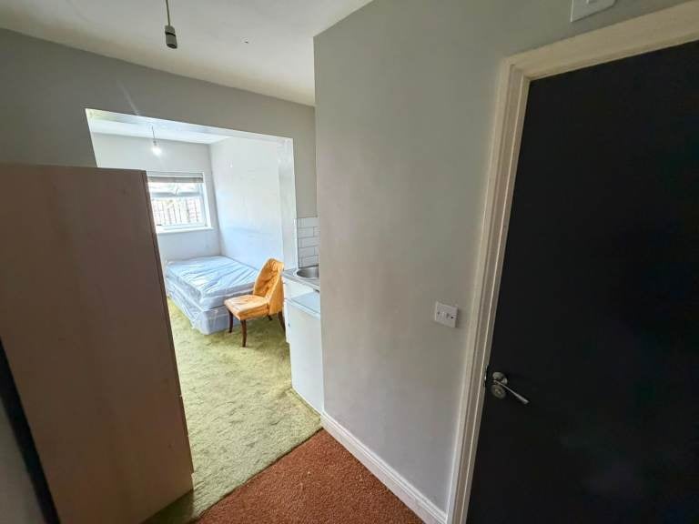 Flat Lymington Close in Greater London