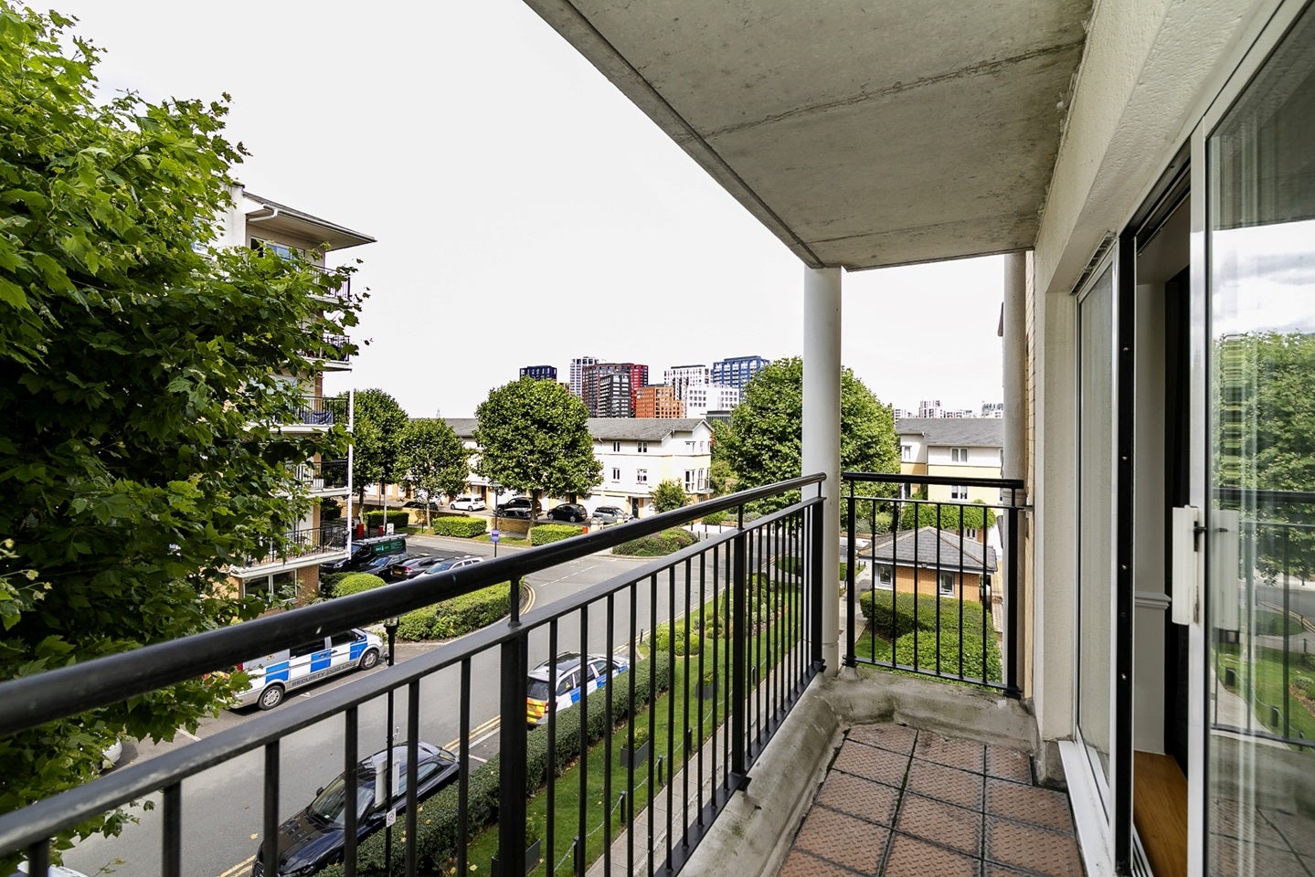 Flat Newport Avenue in Greater London