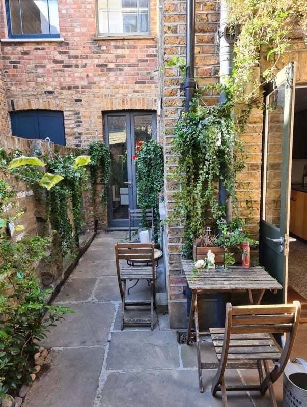 Flat Woodseer Street in Greater London