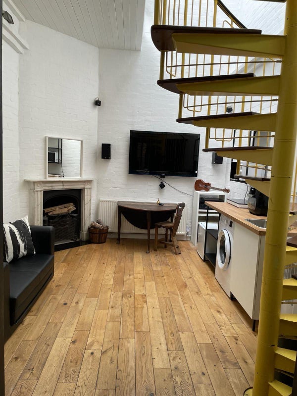 Flat Woodseer Street in Greater London