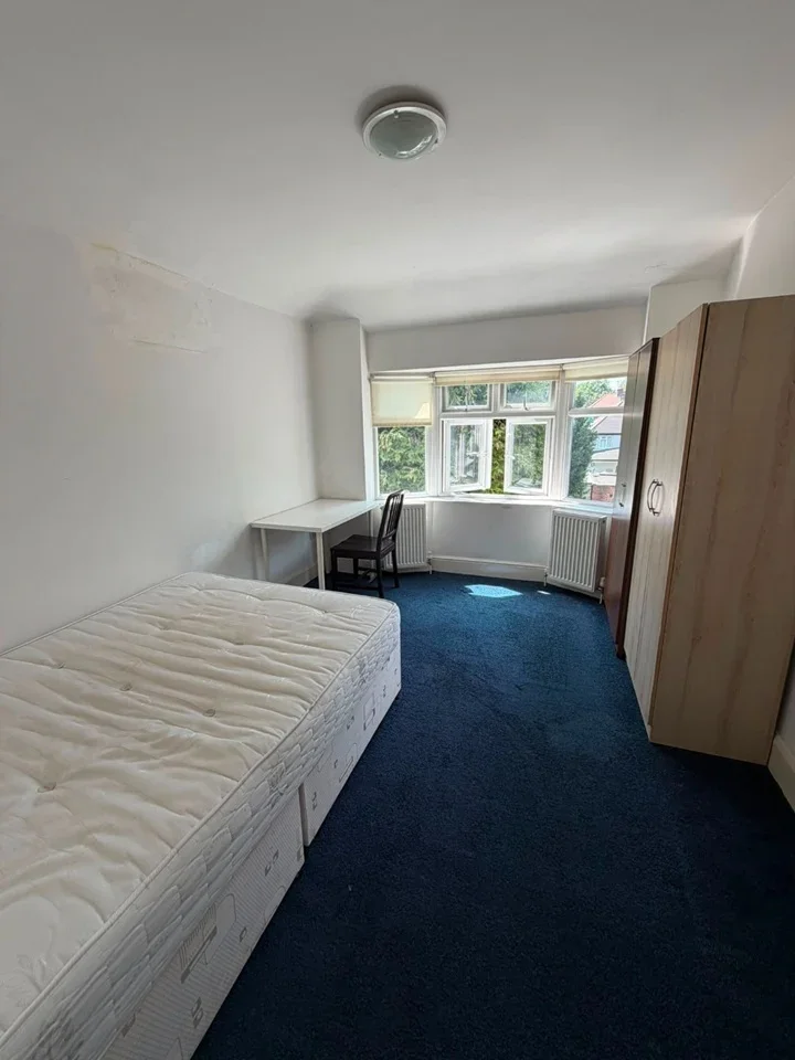 Room Hendale Avenue in Greater London
