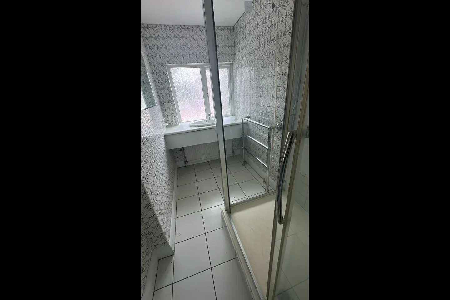 Room Hendale Avenue in Greater London