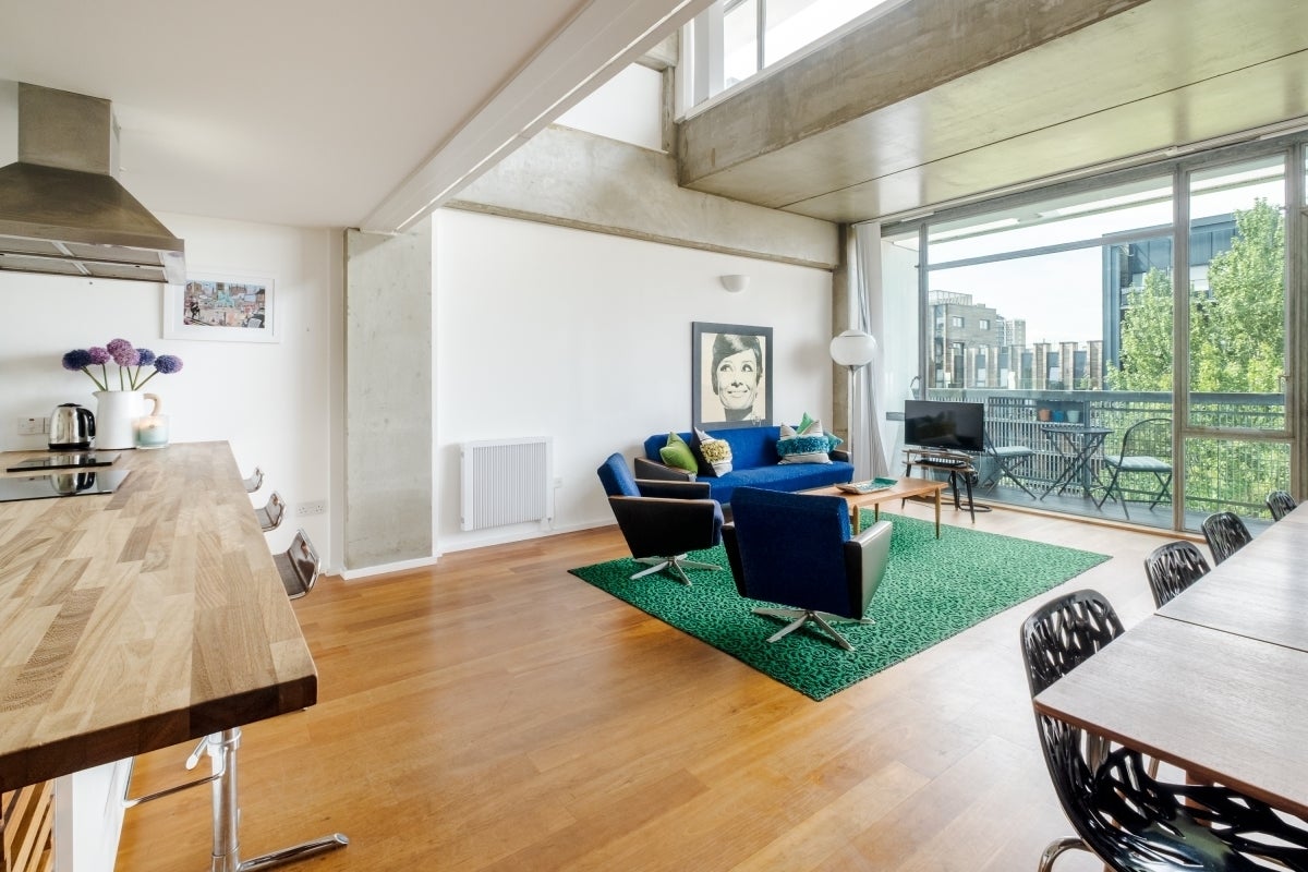 Flat Wenlock Road in Greater London