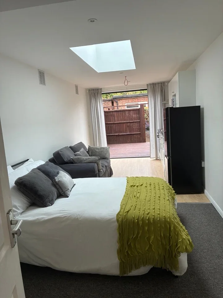 Flat Burlington Avenue in Slough