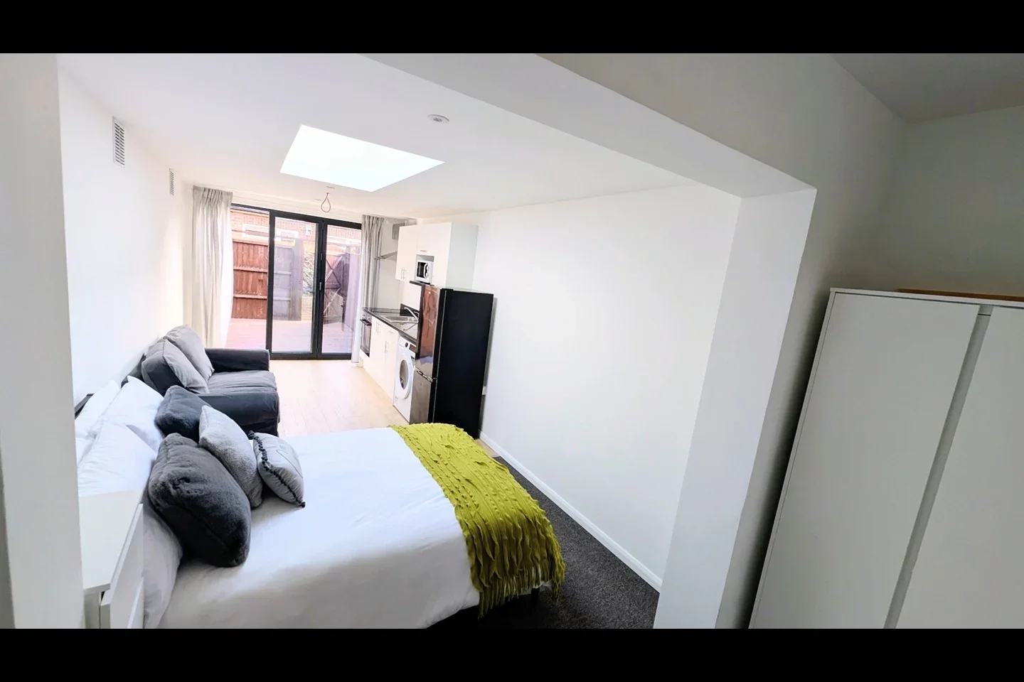 Flat Burlington Avenue in Slough