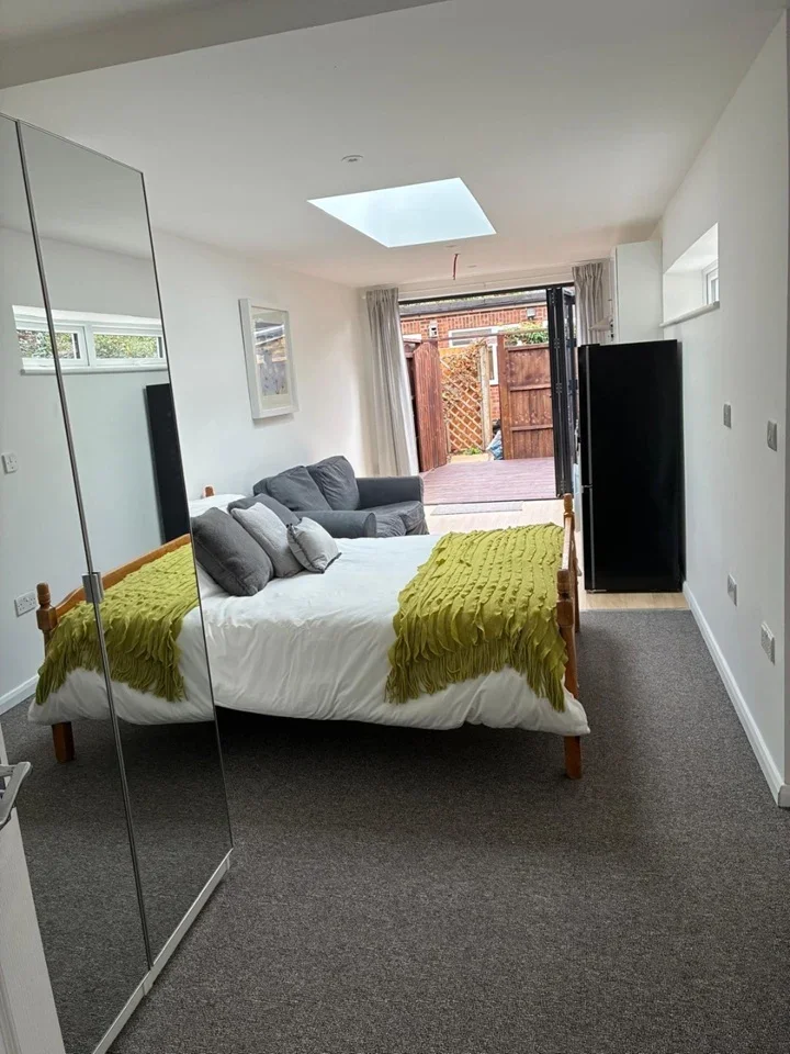 Flat Burlington Avenue in Slough