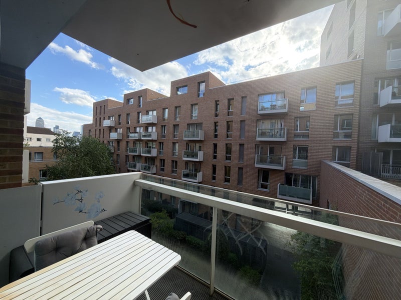 Flat Florence Square in Greater London