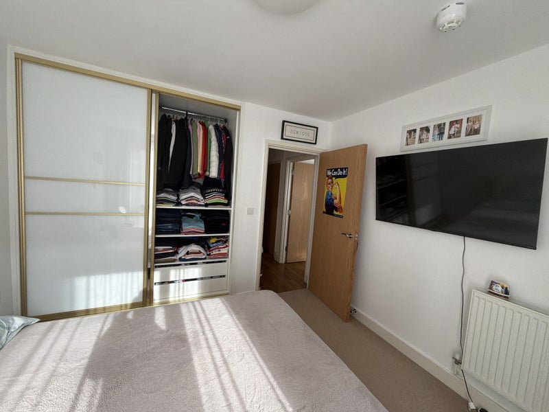 Flat Florence Square in Greater London