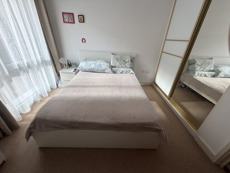 Flat Florence Square in Greater London
