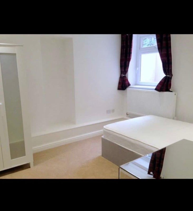 Room Cresswell Grove in Manchester
