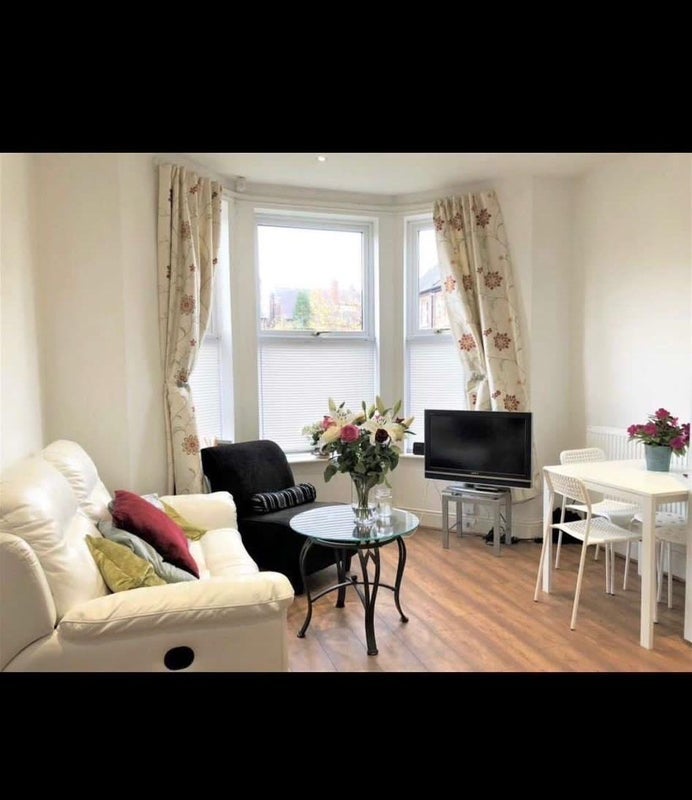 Room Cresswell Grove in Manchester