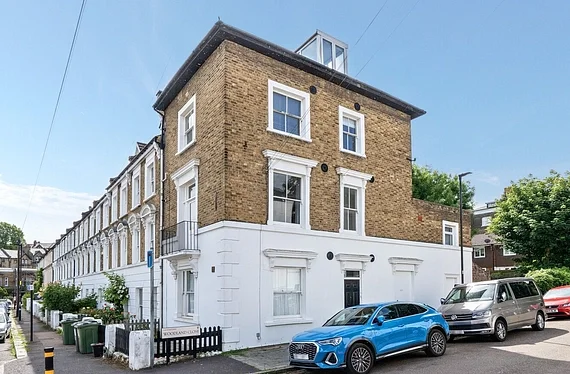 Flat Woodland Road in Greater London