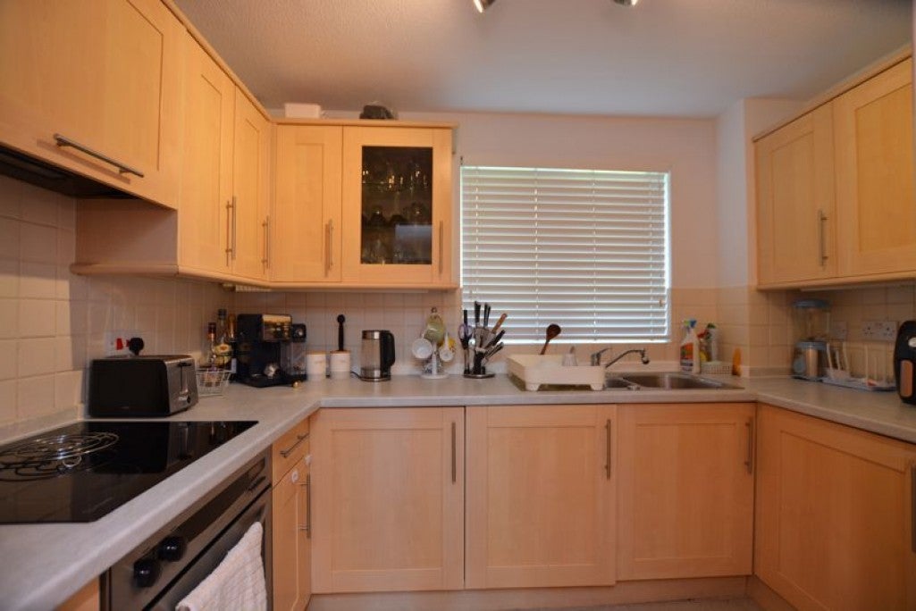 House Braemar Gardens in Slough