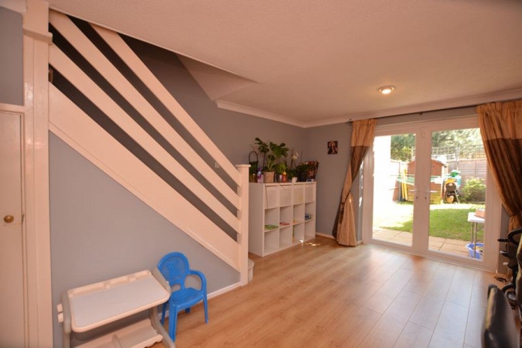 House Braemar Gardens in Slough