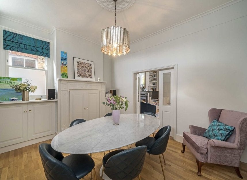 House Courtfield Gardens in Greater London