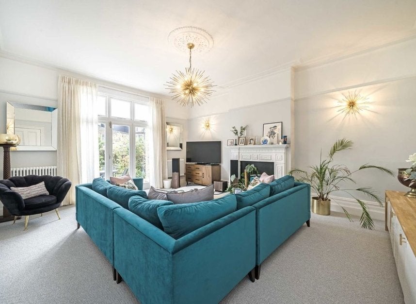House Courtfield Gardens in Greater London