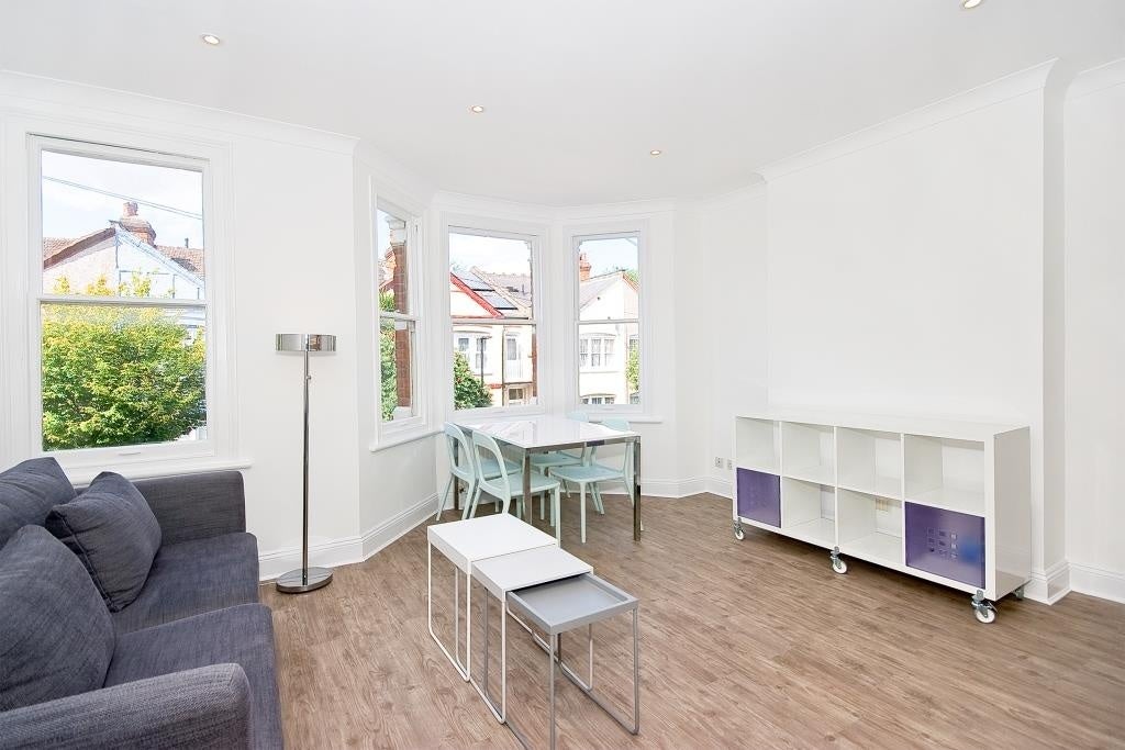 Flat Kimberley Gardens in Greater London