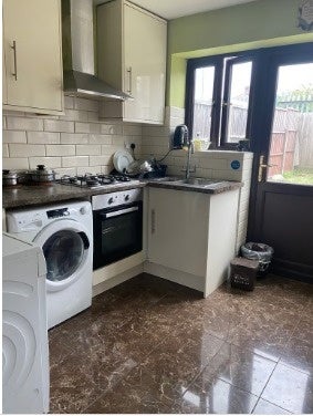Room Cinnamon Close in London Borough of Sutton