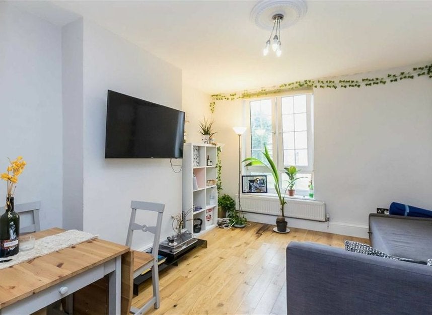 Flat Garnet Street in Greater London