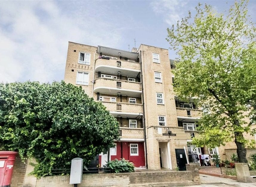 Flat Garnet Street in Greater London