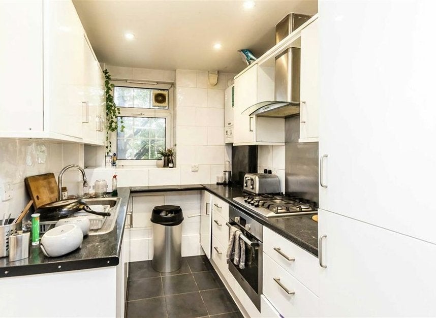 Flat Garnet Street in Greater London