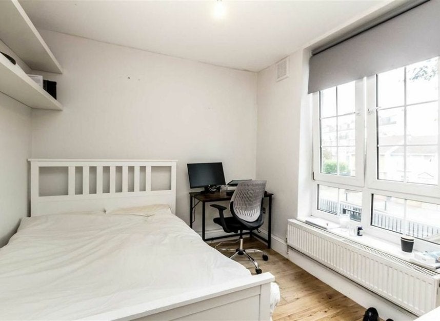 Flat Garnet Street in Greater London