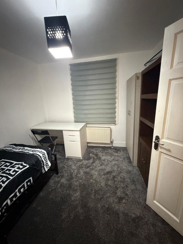 Room Farmer Road in Greater London