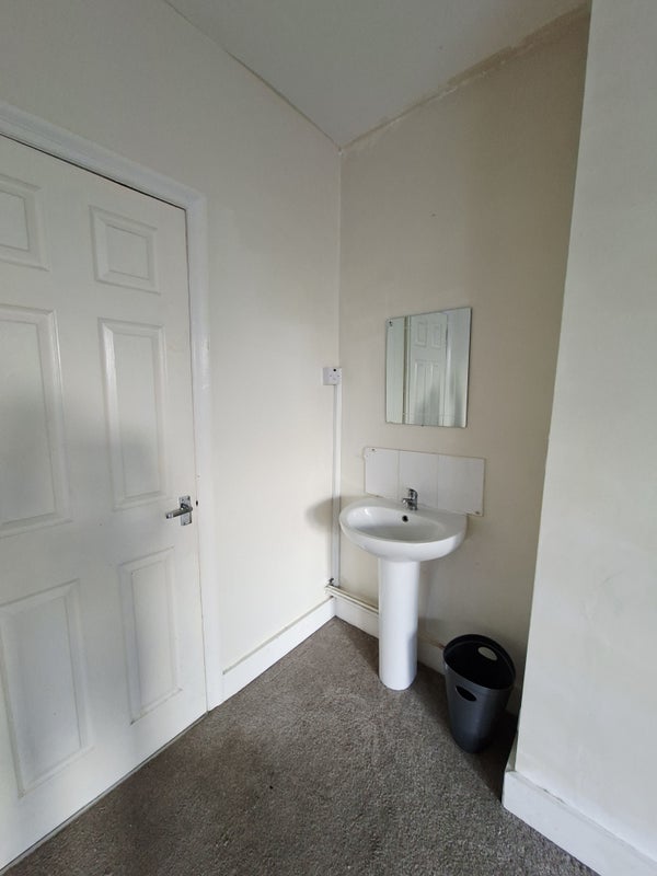 Room Brighton Road in Crawley
