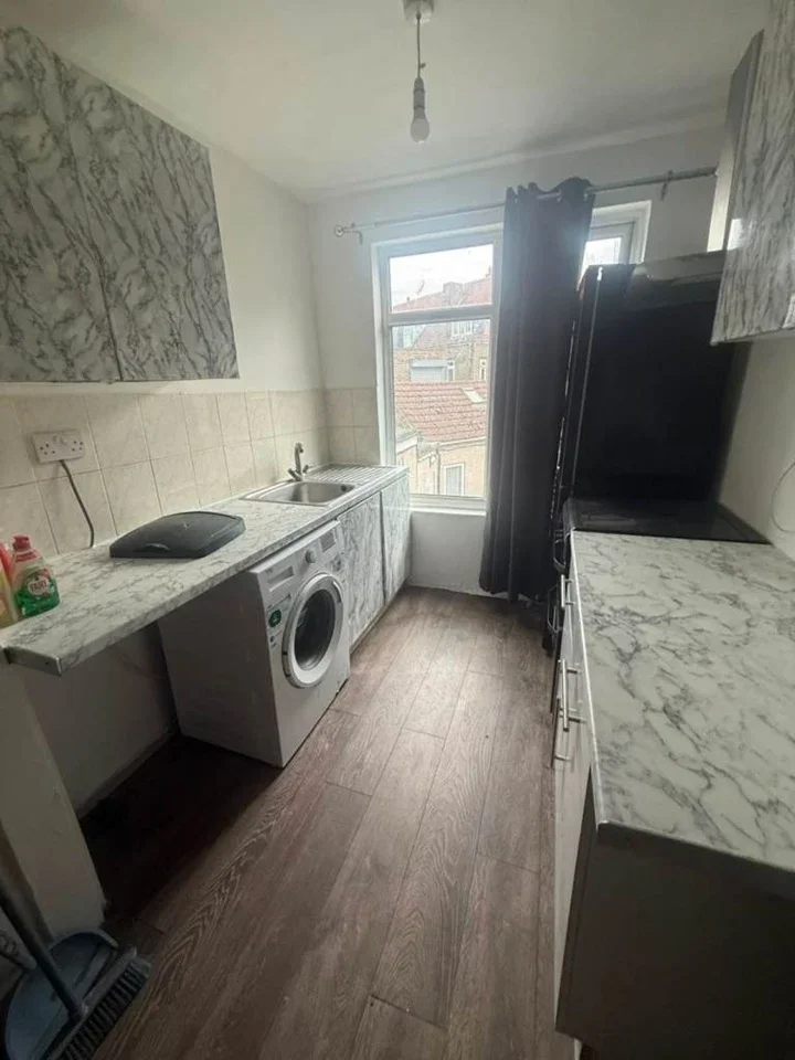Room Chequers Parade, Ripple Road in Greater London