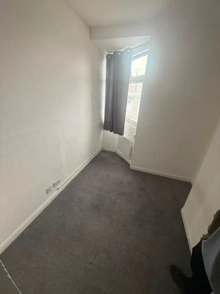 Room Chequers Parade, Ripple Road in Greater London