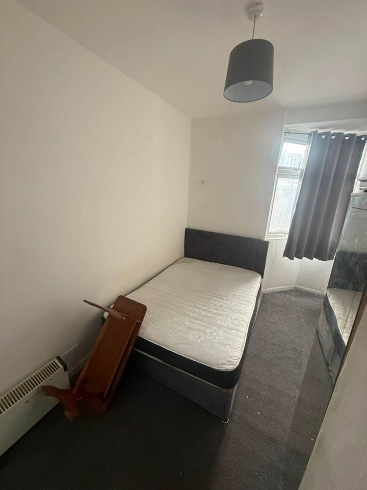 Room Chequers Parade, Ripple Road in Greater London